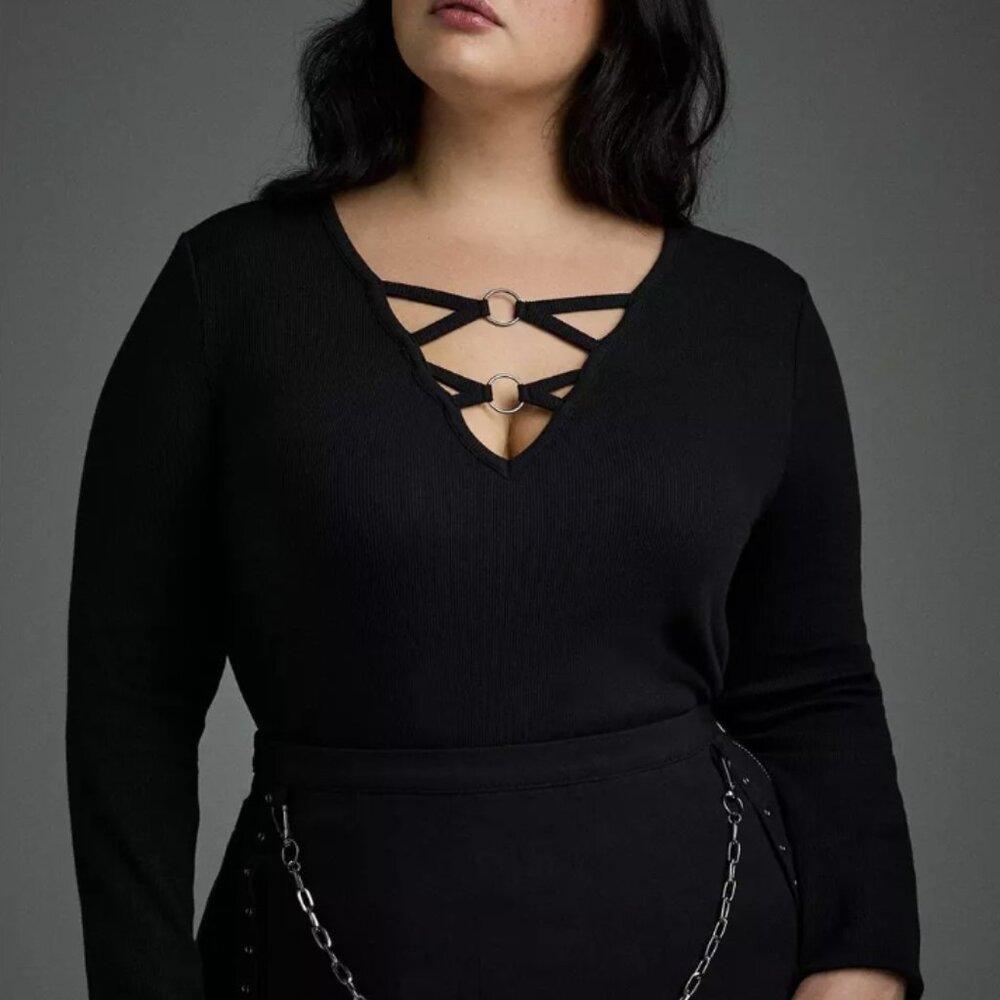 TORRID DEEP BLACK NIGHTFALL LACE FRONT O RING CROP TOP 2 2X 18 20 - Picture 4 of 5